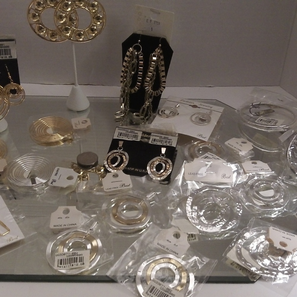 NWT HUGE LOT OF BOUTIQUE EARRINGS & PENDANTS